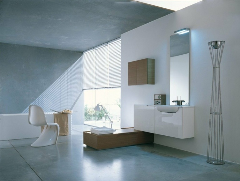 badrum modern inredning blågrå design golvvägg vita trämöbler