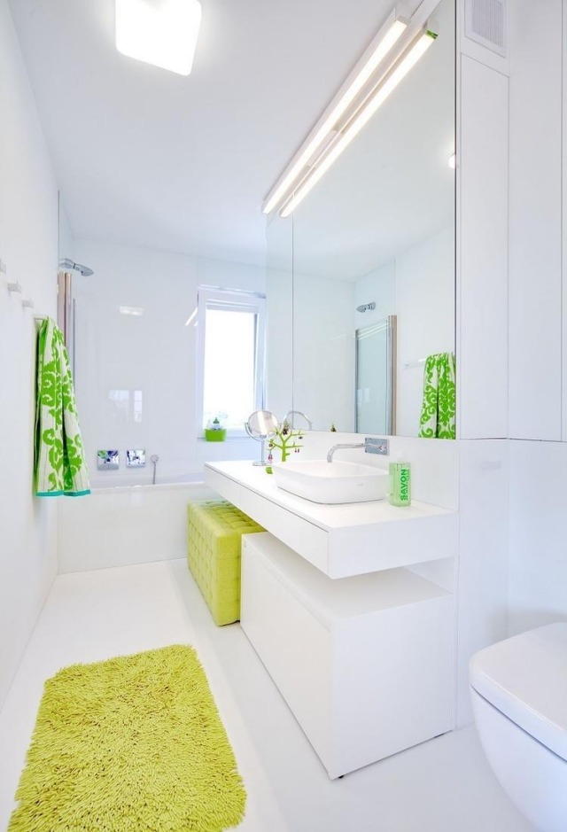 badrum modern inredning-idéer-vit-grön-spegelvägg