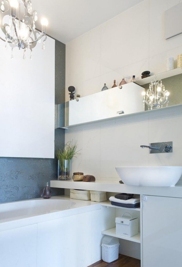 litet-badrum-modernt-möblerat-badkar-fåfänga-hyllor-spegel-fronter