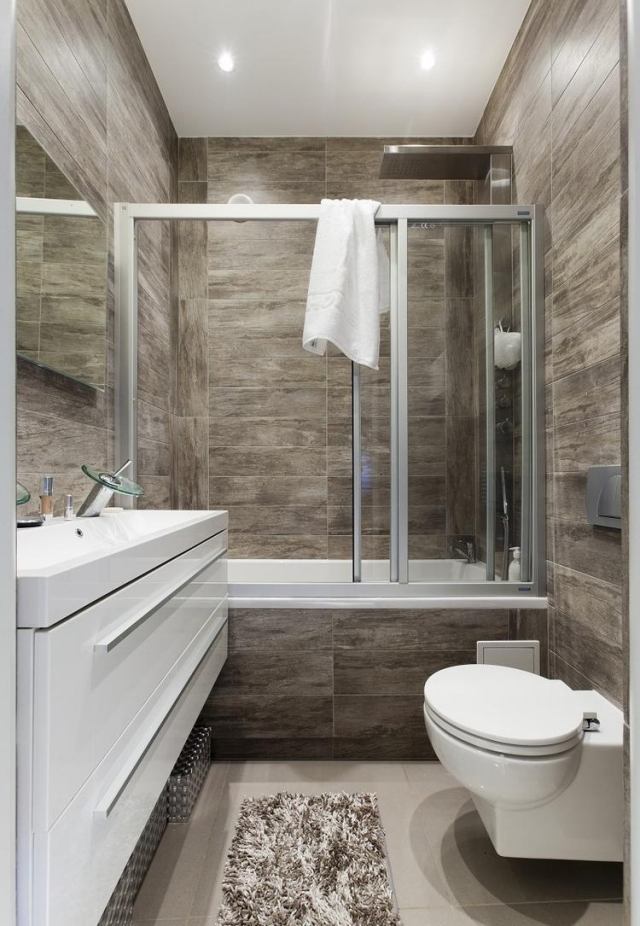 litet-badrum-modernt-inredning-badkar-glas-skjutdörrar-dusch-kakel-trä-look-vit-fåfänga-skåp