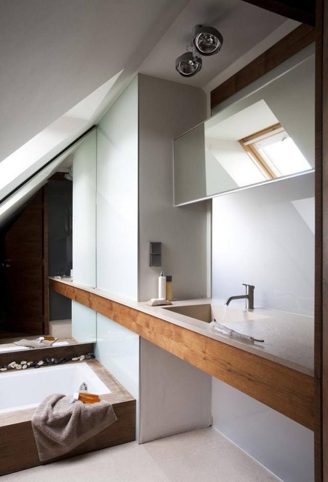 litet-badrum-sluttande tak-modern-möblerad-fåfänga-hylla