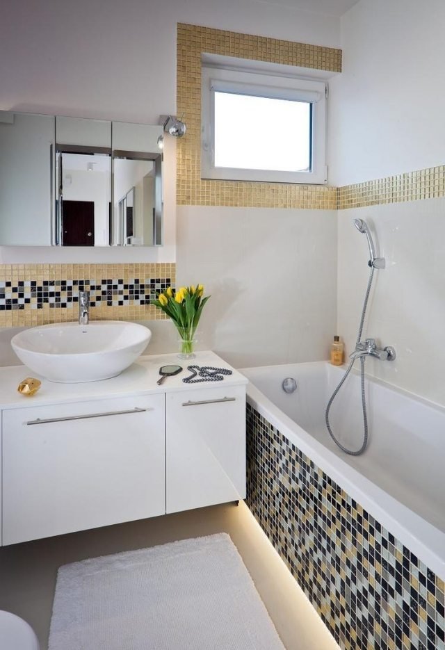 badrum-modern-design-badkar-vägg-mosaik-indirekt-belysning-