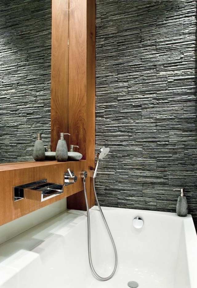 badrum-modern-design-badkar-väggplattor-skiffer-sten-optik-trä-hyllor