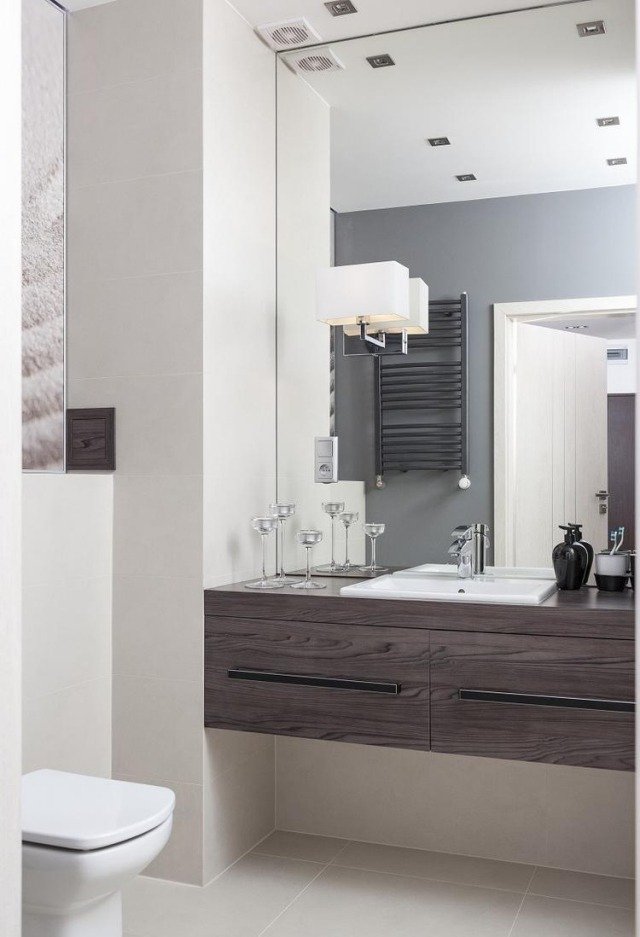 Modern badrumsmöbler-handfat-trä-spegel vägg-rum-förstora