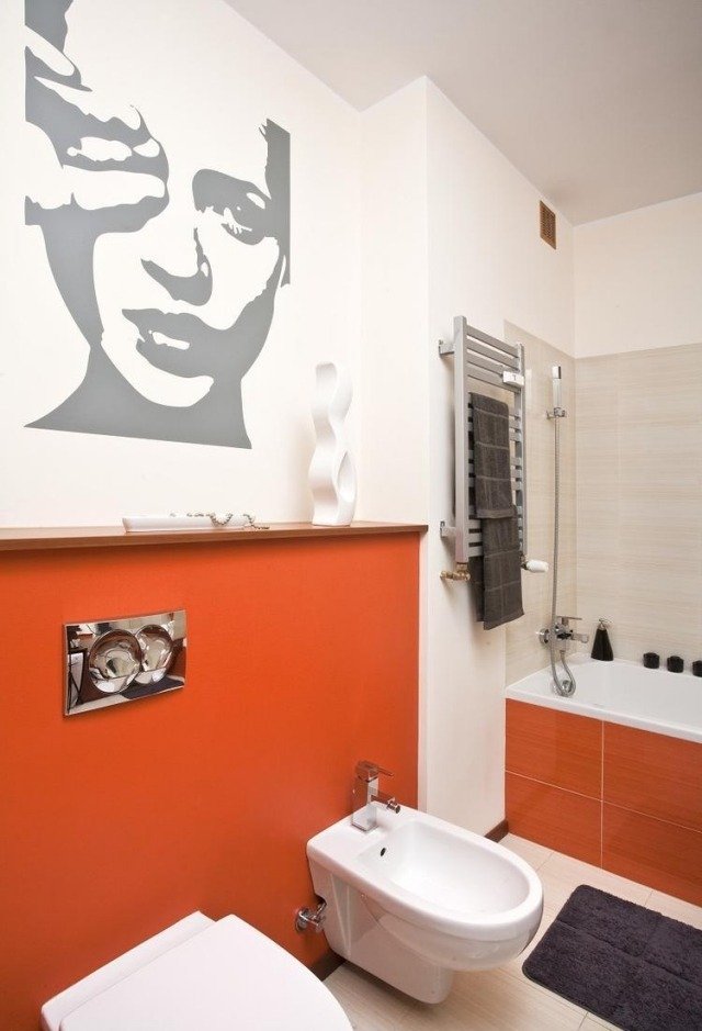 badrum-modern-inredning-vägg-mönster-kvinna-ansikte-orange-accenter