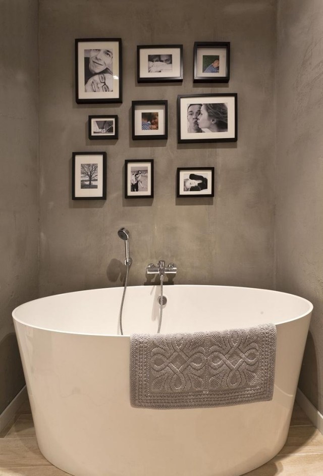 badrum-modern-inredning-oval-badkar-grå-vägg-färg