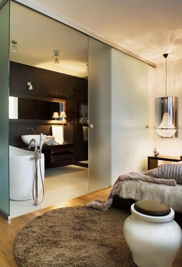 badrum-modern-inredning-matt-glas-skjutdörr-sovrum-badkar