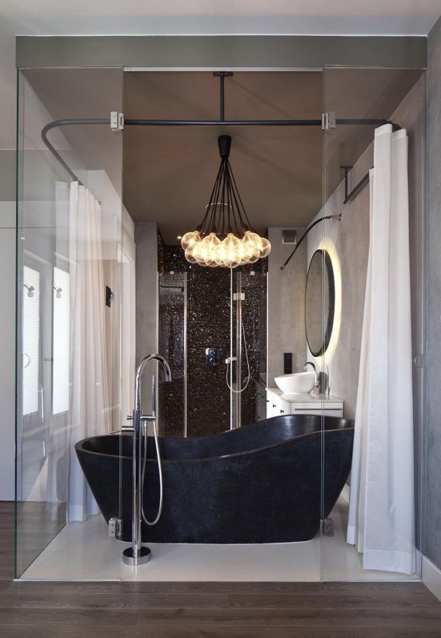badrum modern inredning-lyx-badkar-svart-glas-skjutdörrar