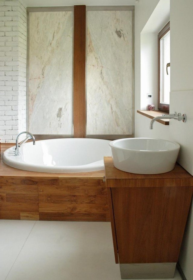 badrum-modern-möblering-trämöbler-runt-badkar-bänkskåp