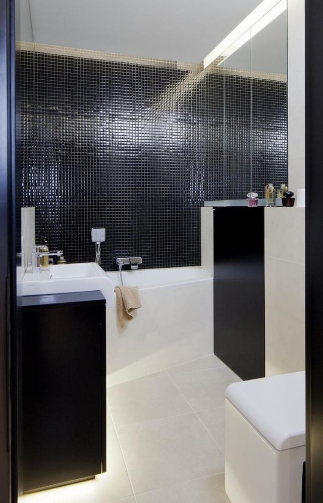 litet-badrum-modern-inredning-svart-vit-indirekt-belysning