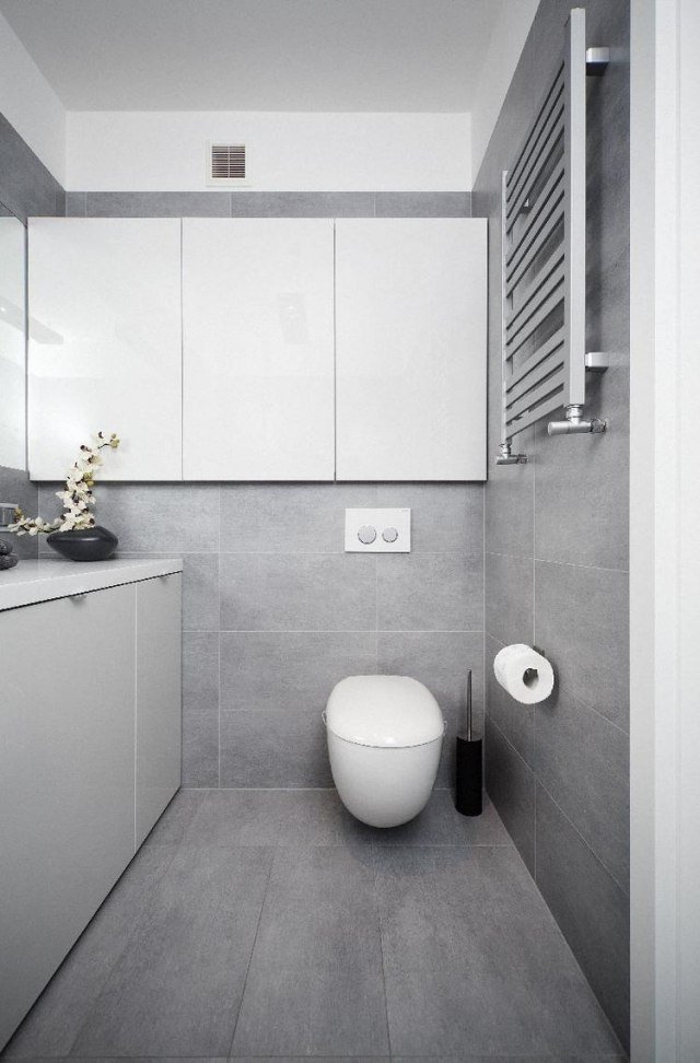 Modern badrumsmöbler-grå-kakel-vit-badrumsmöbler-handtagslös