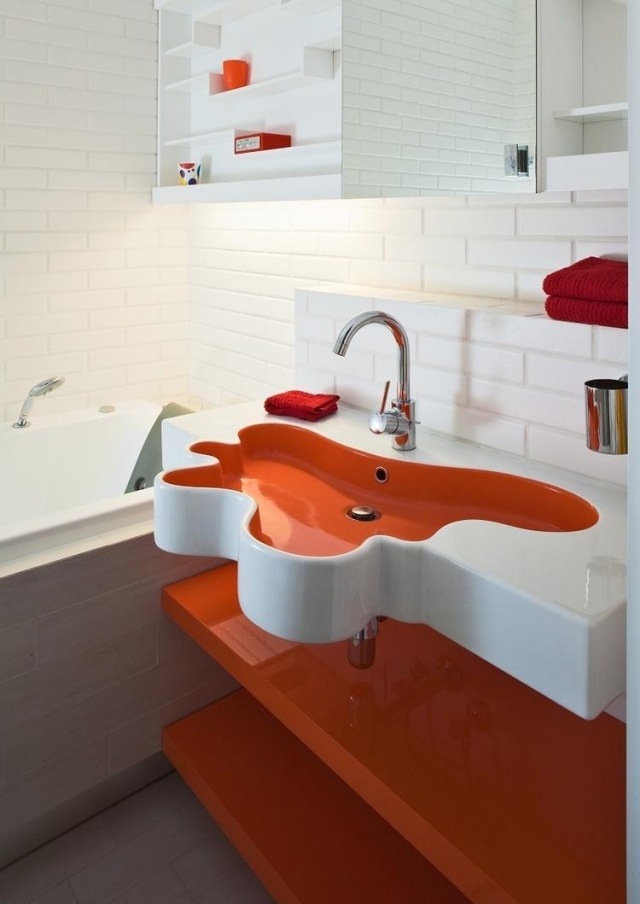 badrum-modern-inredning-designer-tvättställ-orange-vit-ovanlig-form