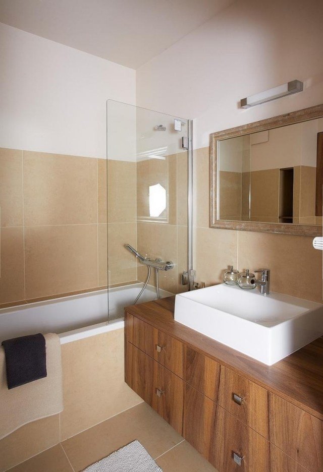 badrum-modern-inredning-bad-badkar-dusch-glas-skiljevägg-trä-handfat