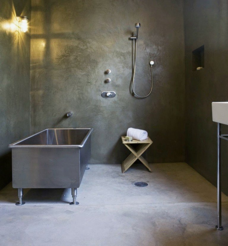 badrum utan kakel betonglook vägg badkar metall modern grå