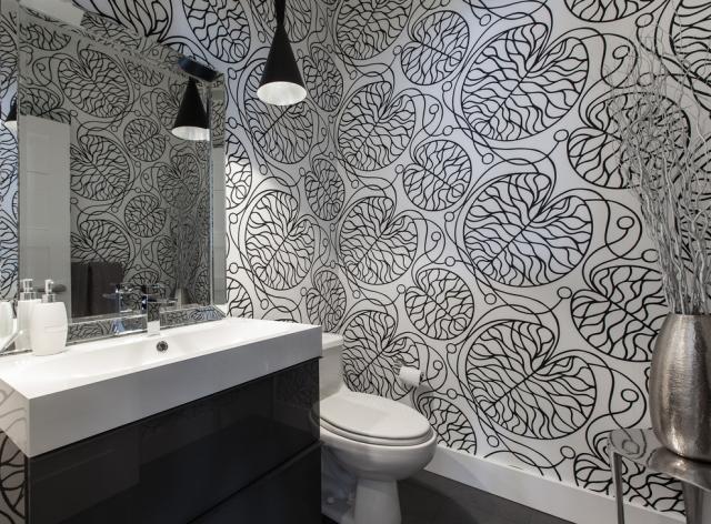 svart-vit-motiv-tapeter-abstrakt-färg-design-badrum-utan-kakel