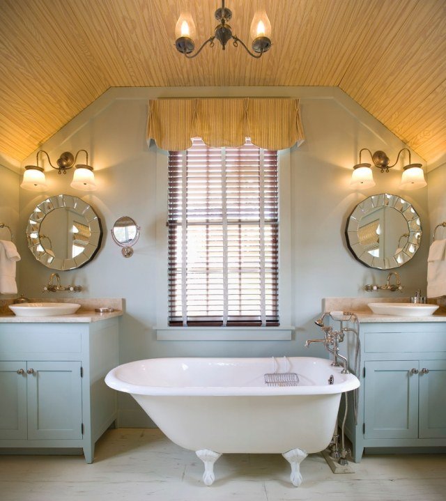 badrum-design-country-chic-golv-trä-golv-vit-vintage