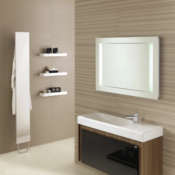 elegant-badrum-med-spegel-skåp-trä