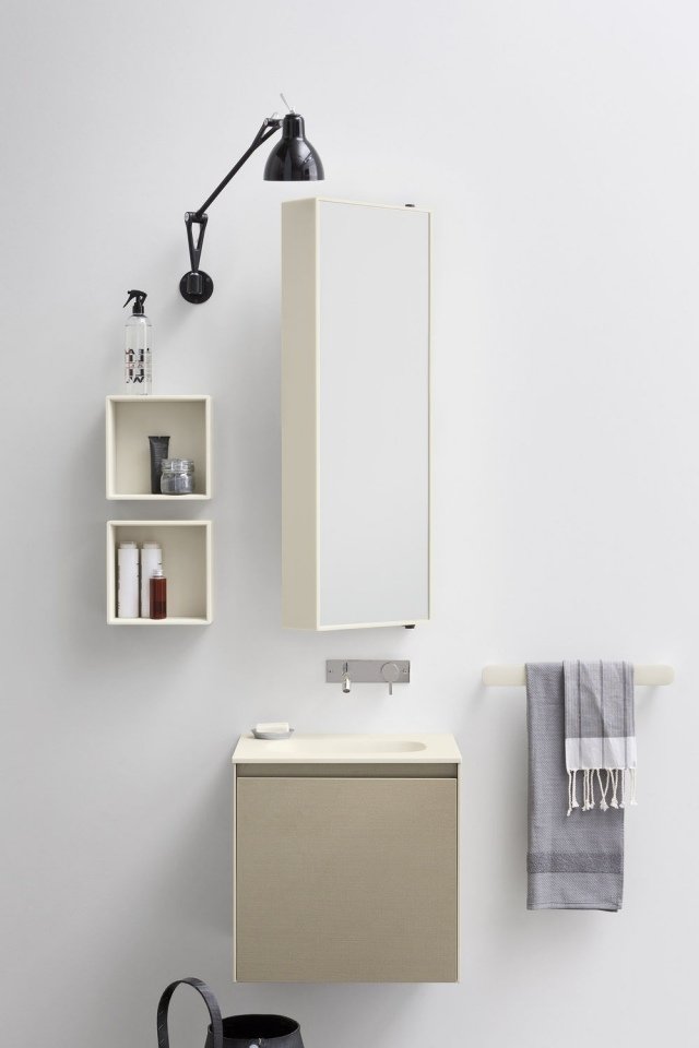 modernt-badrum-spegel-skåp-sida-utdrag-funktion-funktionell-corian-handfat