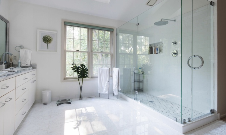 vit badrum stil glas dusch kakel badrum skåp