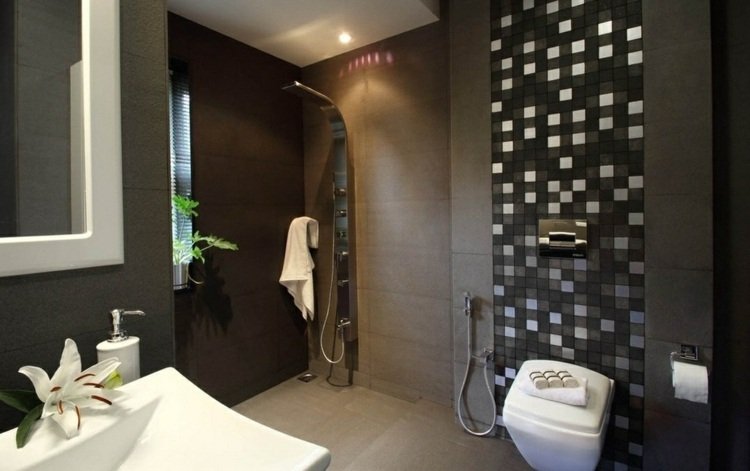 monokrom badrum design mosaik toalett svart vägg öppen dusch