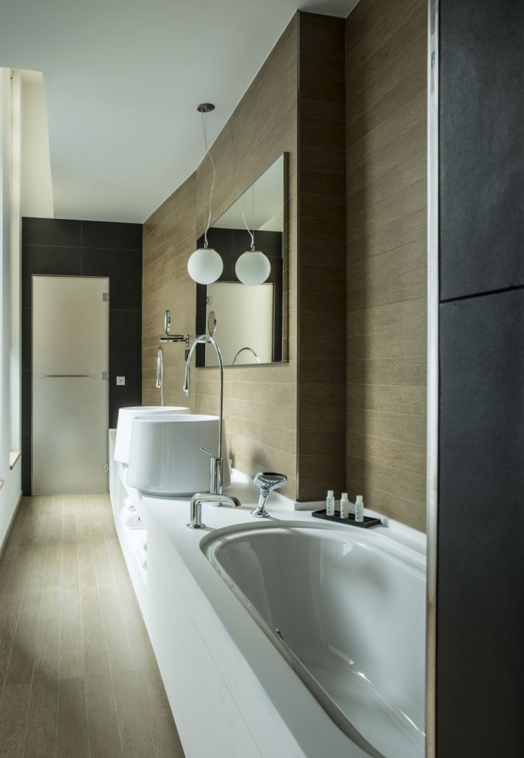 badrum-stil-design-idéer-badkar-dubbel-handfat-väggbeklädnad-trä