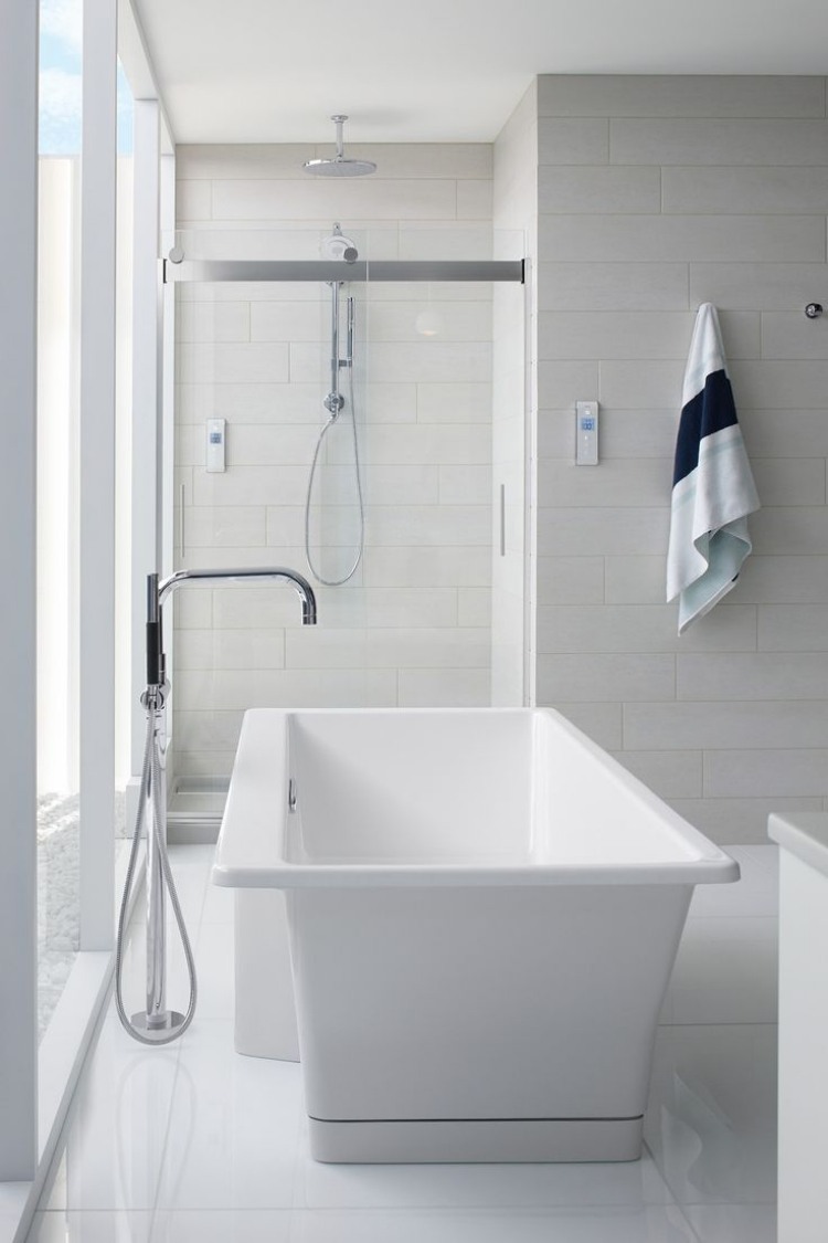 badrum-stil-design-idéer-minimalistisk-reducerad-vit-badkar-fristående