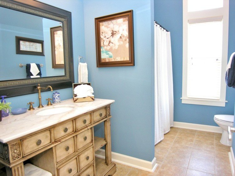 målning badrumsrenovering ljusblå rustika tvättskåp kakel beige