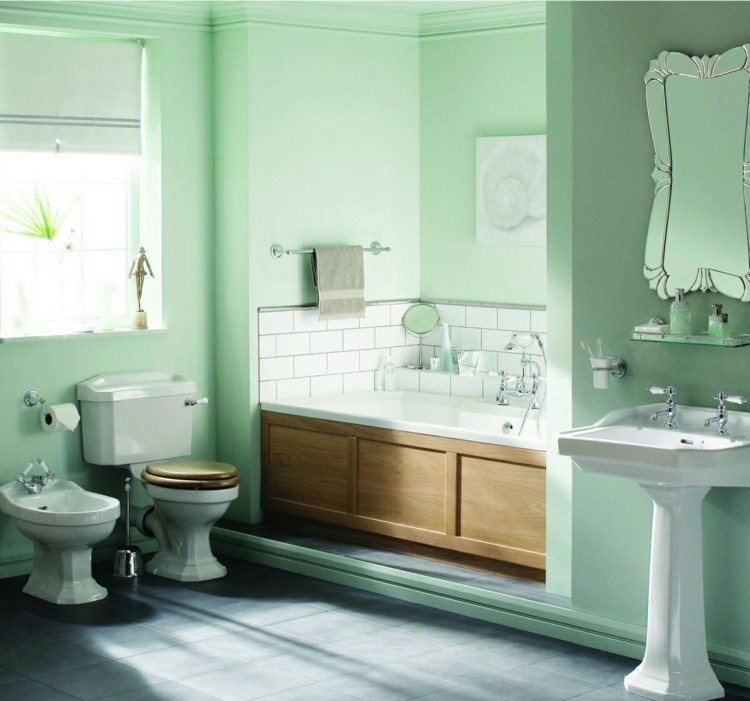 måla badrum mintgrönt badkar träpanel vintage spegel