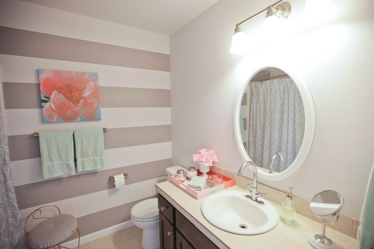 måla badrumsränder design rosa vit spegel rund tvättskåp trästol