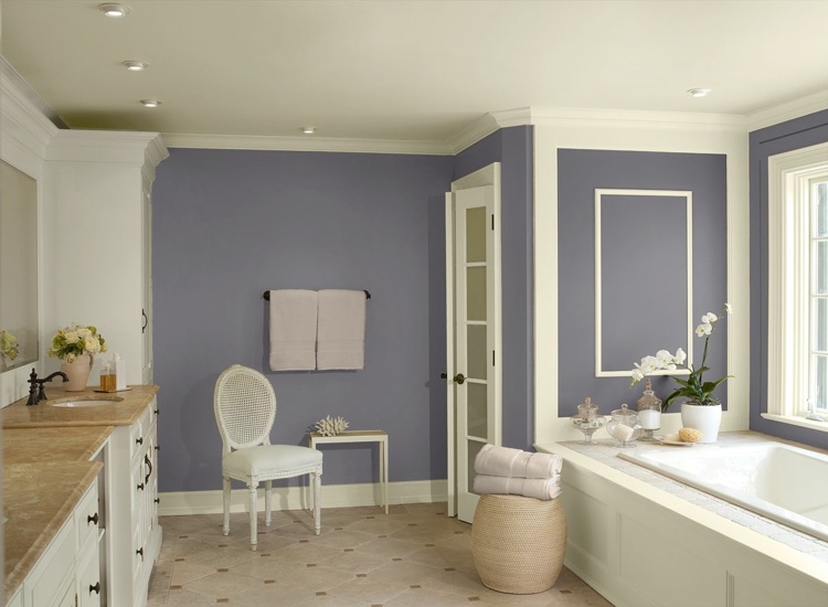 målning badrum lila pastellbadkar vintage stil stol vit inredning