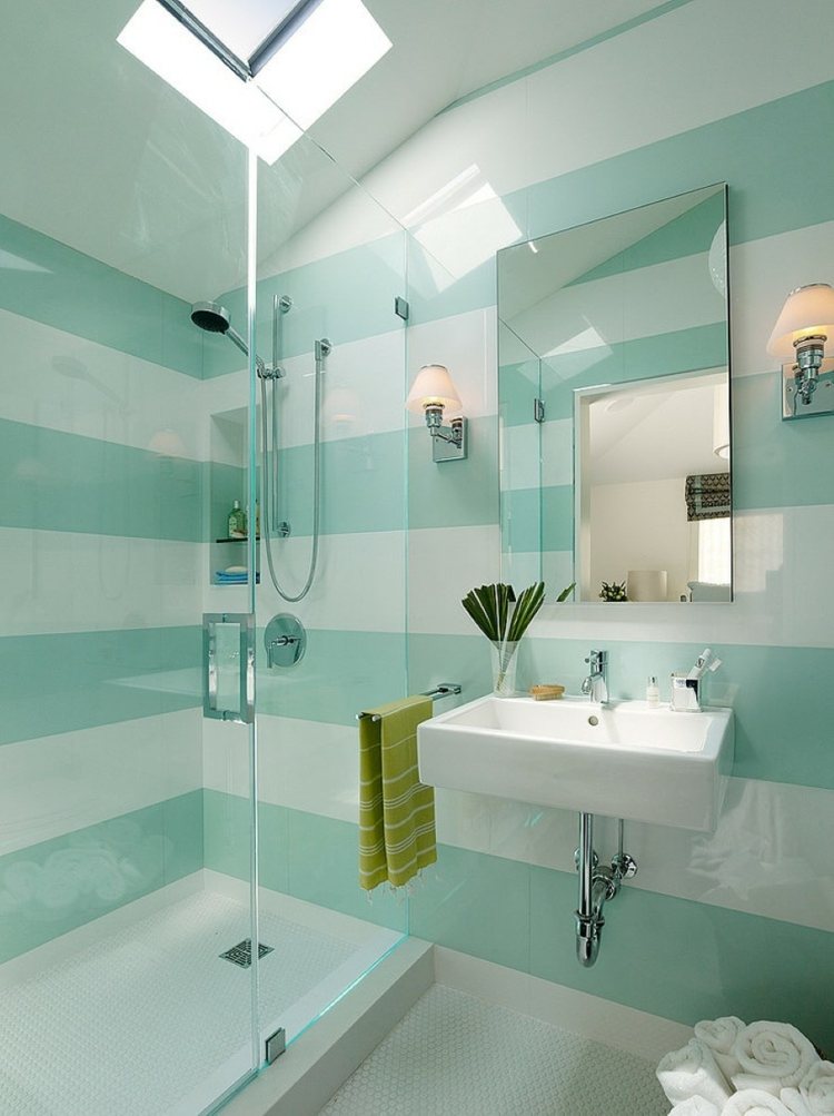 målning badrum ljusblått vitt sluttande duschglas