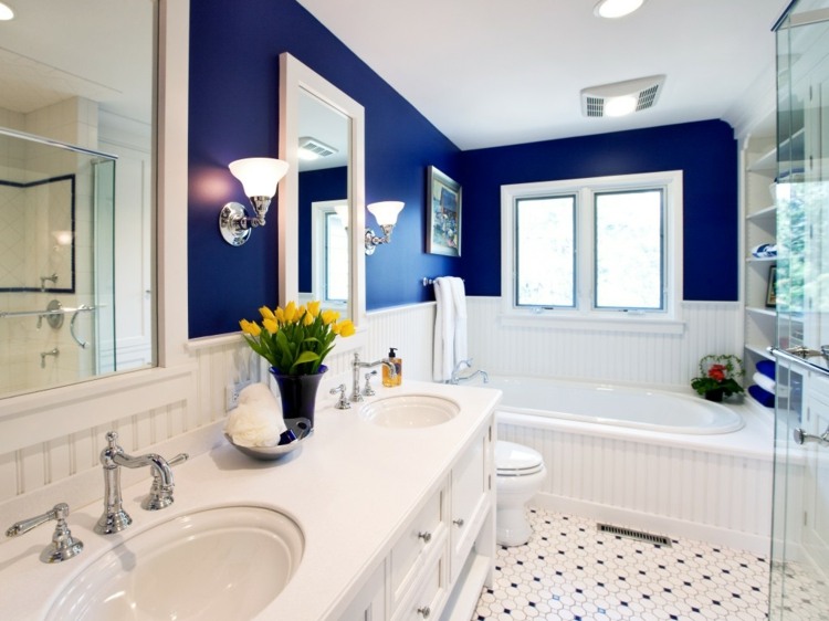 målning badrum mörkblått vitt klassisk stil attraktiv design
