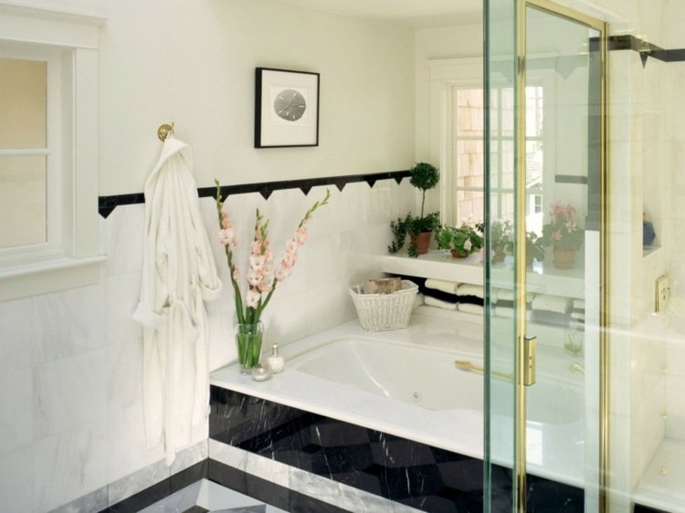 måla badrum enkel idé vit marmor kakel svart badkar