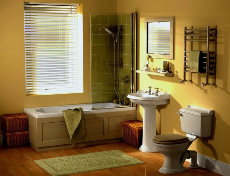 badrumsmålning gula kakel hörngröna badrumsmattor toalettparkett