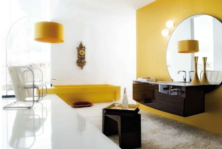 målning badrum gul möbler högglans mörk badkar lampa