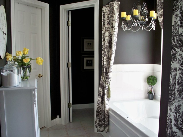 badrum målning idé svart badkar gardiner ljuskrona
