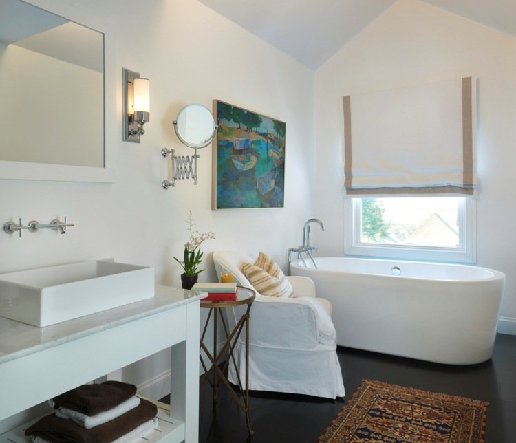 badrumsmålning vit väggfärg enkel modern fåtölj
