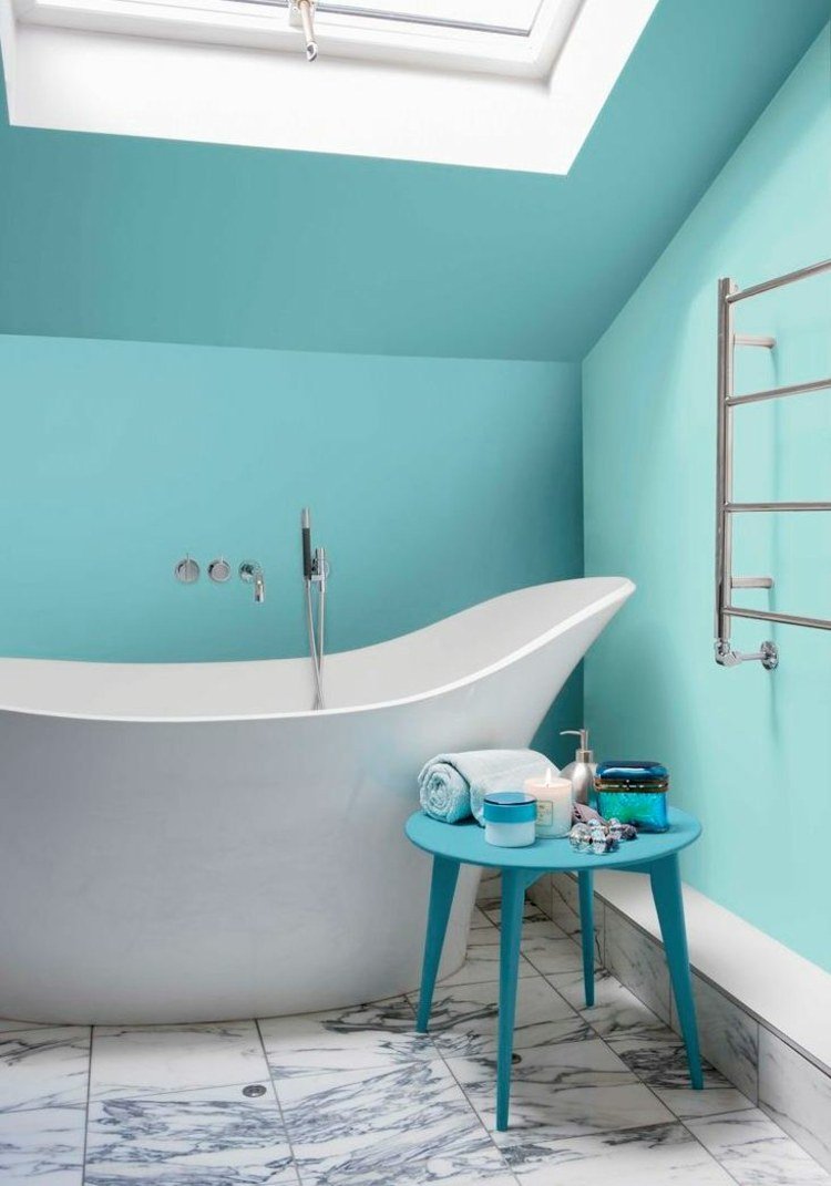 badrum målning turkos ljusblå vägg takfönster badkar blå sidobord