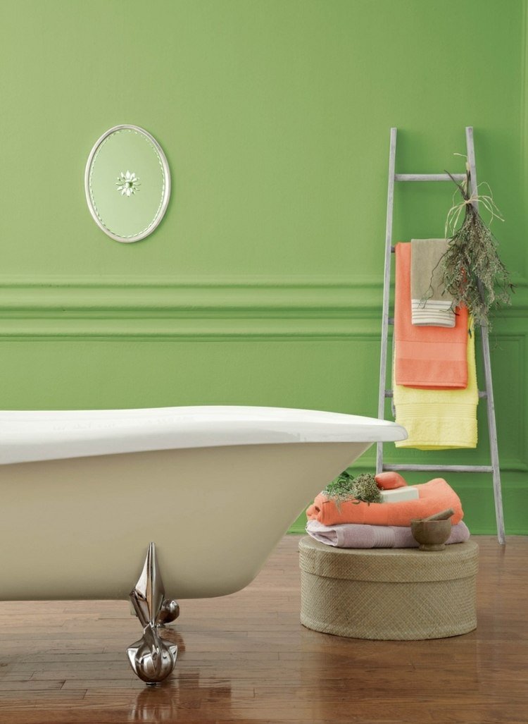 måla badrum grön färg retro badkar silver fötter stege handdukstork