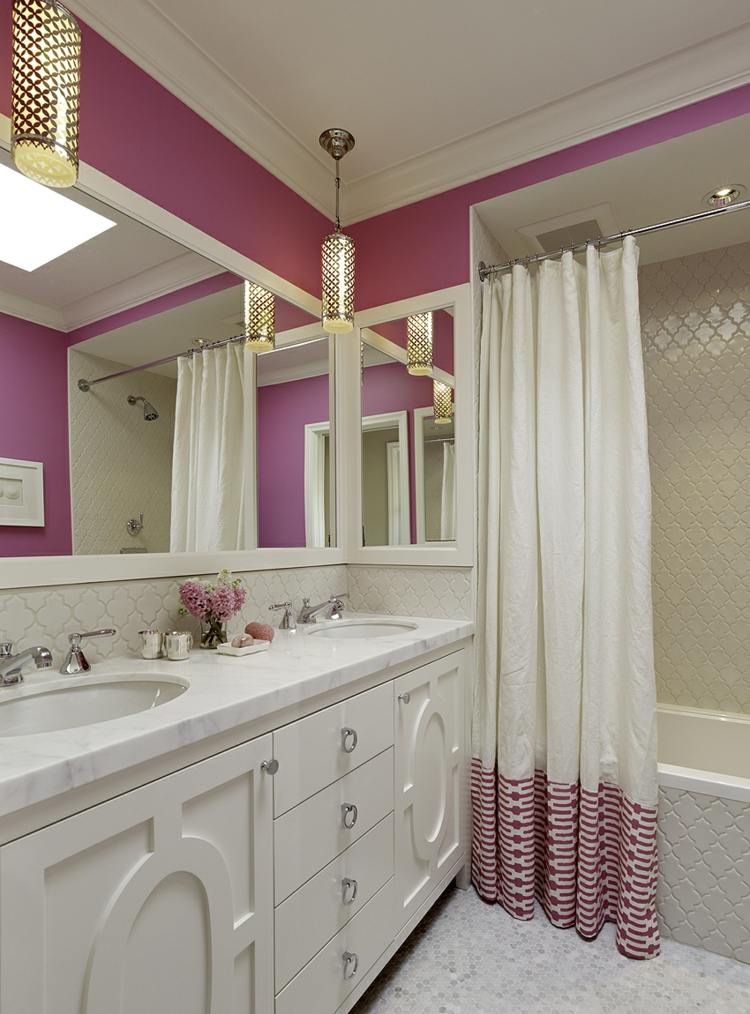 måla badrum rosa fuchsia idé duschdraperi skåp marmorplatta