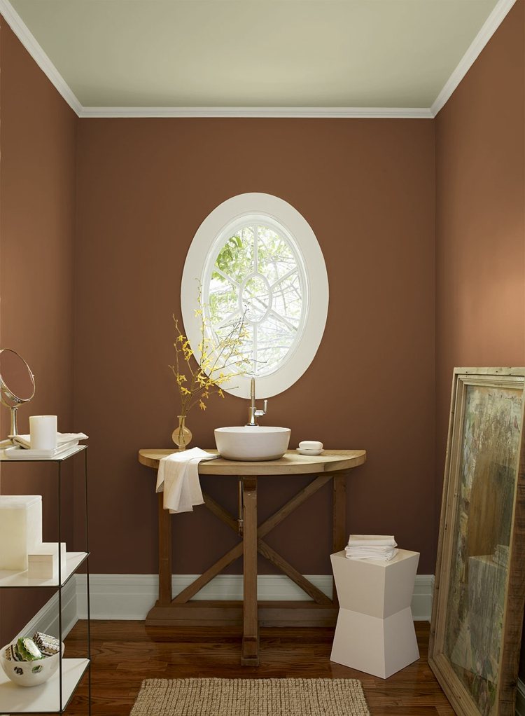 måla badrum väggfärg chokladbrun parkett trä fåfänga hylla