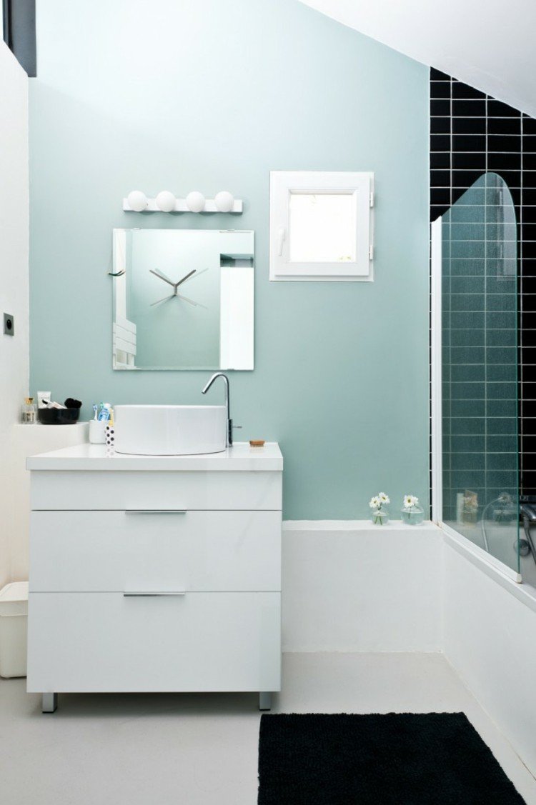 måla badrum pastellblått ljus modernt tvättskåp svart kakel