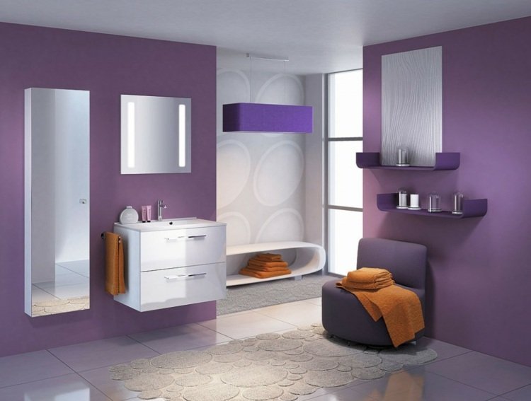 målning badrum lila idé minimalistisk fåtölj orange accenter