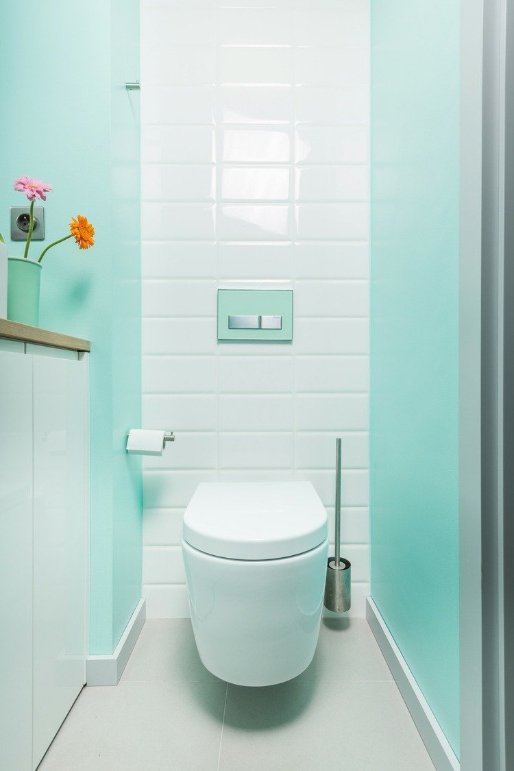 måla badrum ljusblå kakel vita toalett wc blommor