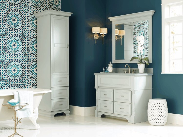 måla badrum blågrå kakel mönster orientaliska accenter