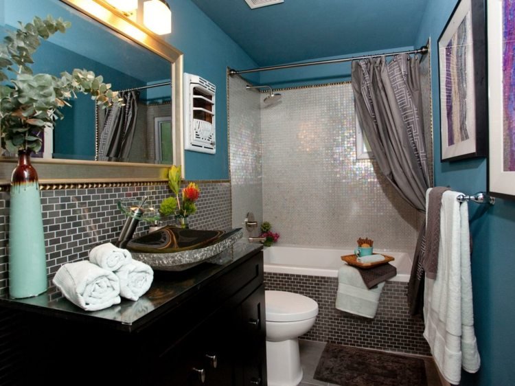 målning badrum blå tak mosaik badkar silver glans tvättskåp svart
