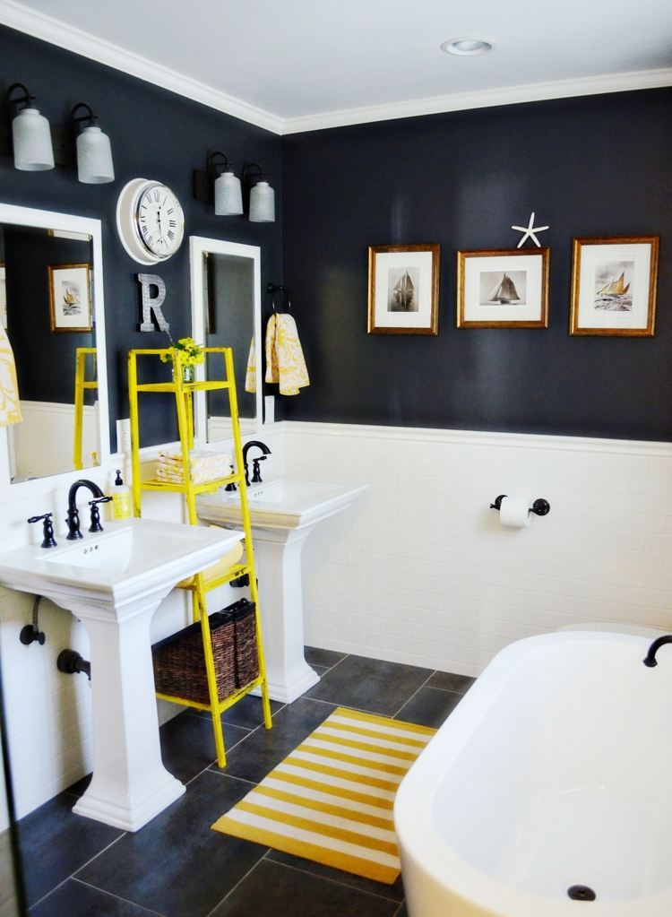 måla badrum svart och vitt accent gul hylla badrumsmattor