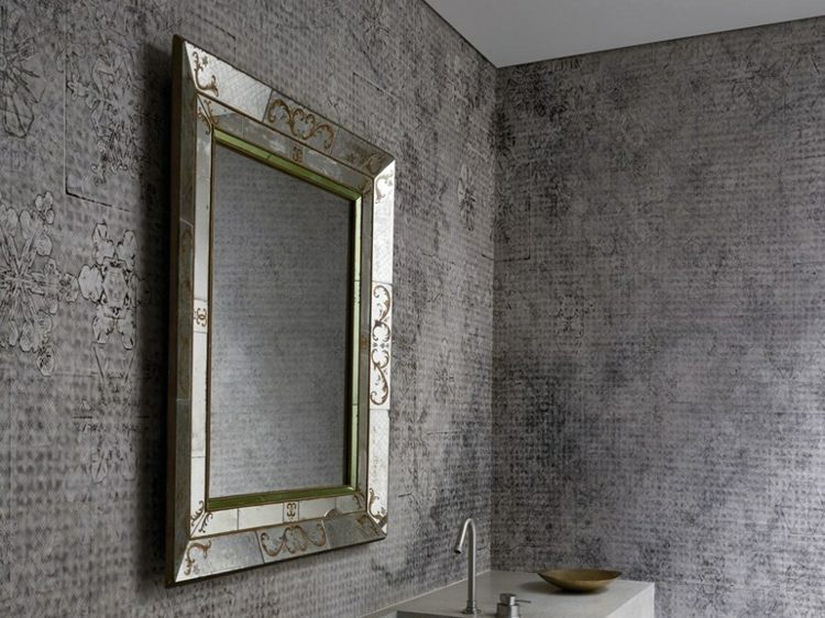 badrum tapeter grå shabby kristaller design kristallvatten elegant