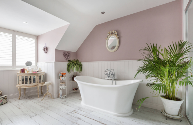 Badrum med badkar i shabby chic stil rosa och vitt