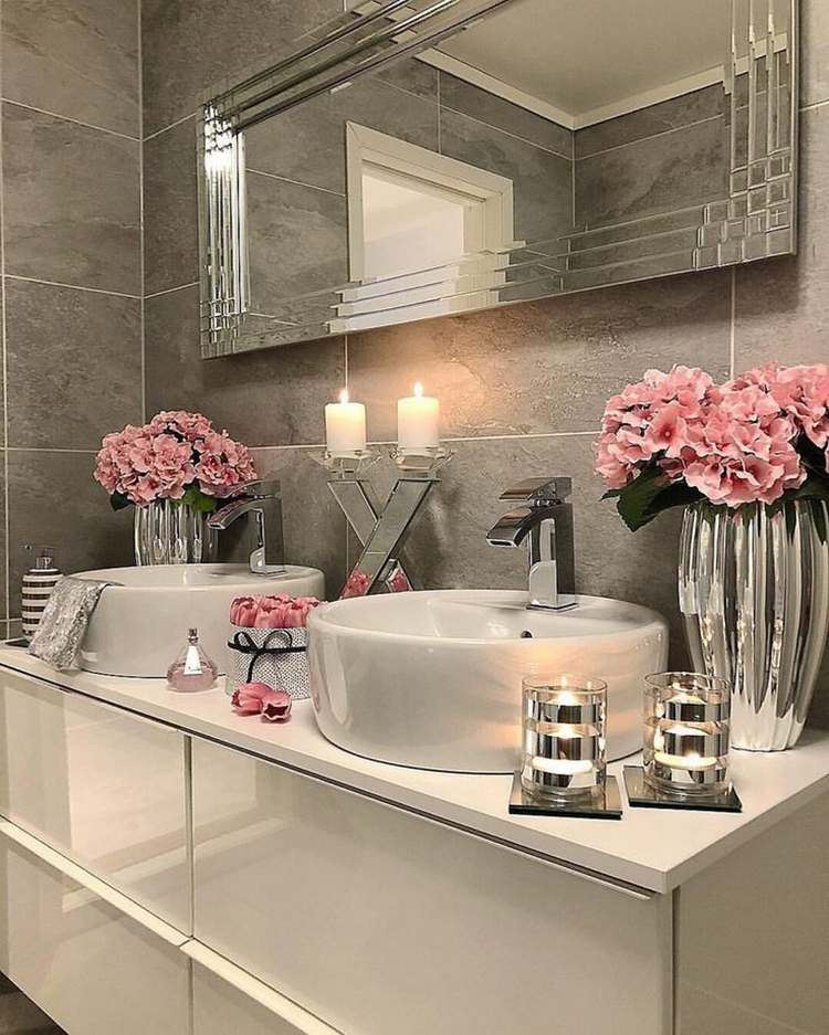 modern badrumsdekoration i silver och rosa